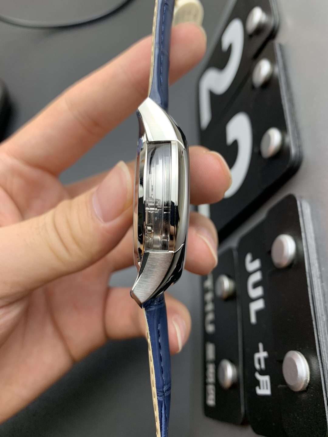 Omega VS 8900 Bright Blue Spot Seconds